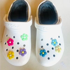 White Lined Crocs women’s size 7